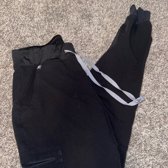 Figs Pants - FIGS Zamora Joggers women Small – tall black scrub bottoms.